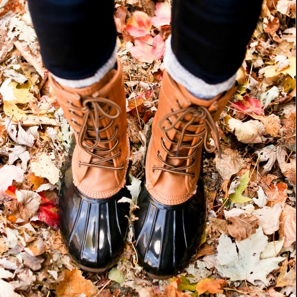 Madden Girl Flurry Red and Black Flannel Lined Full Back Zip Duck Winter Boots - Picture 4 of 6